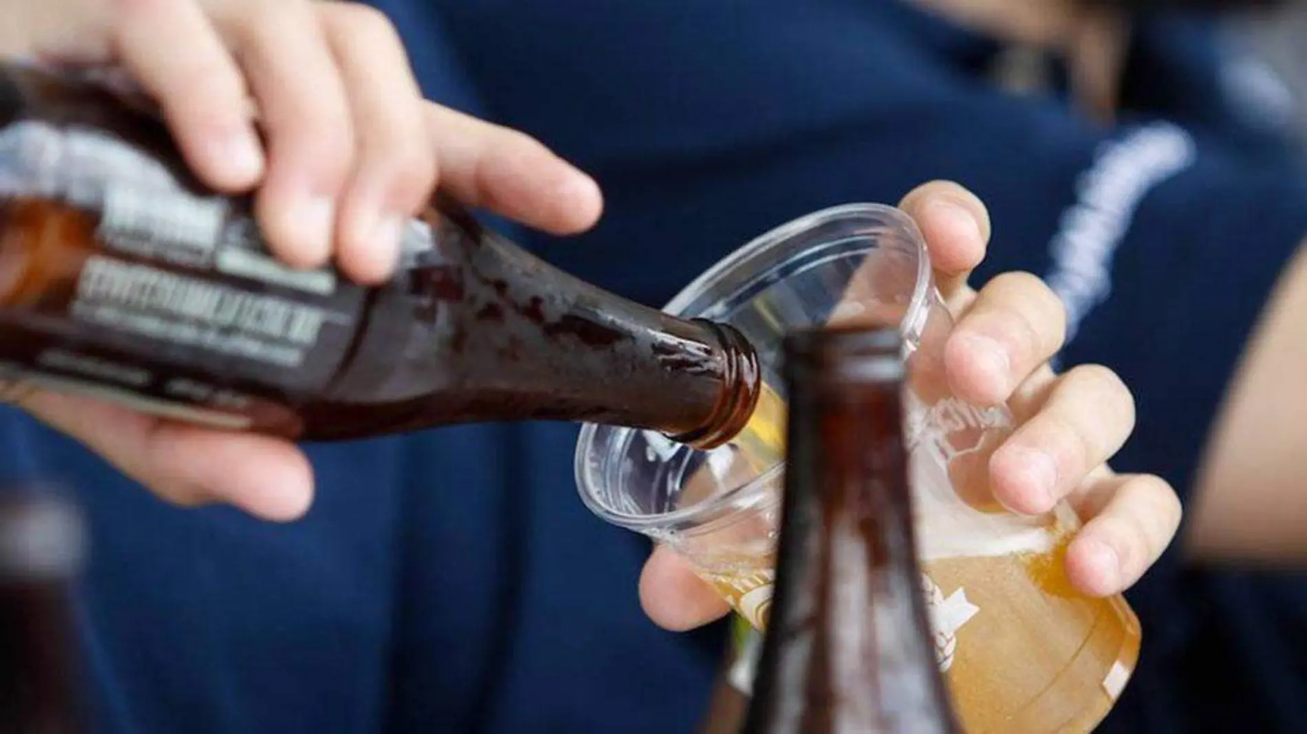 En pleno regreso de la afición al estadio Cuauhtémoc llamó la atención una vendedora de cerveza a la que se le ve reutilizando los vasos